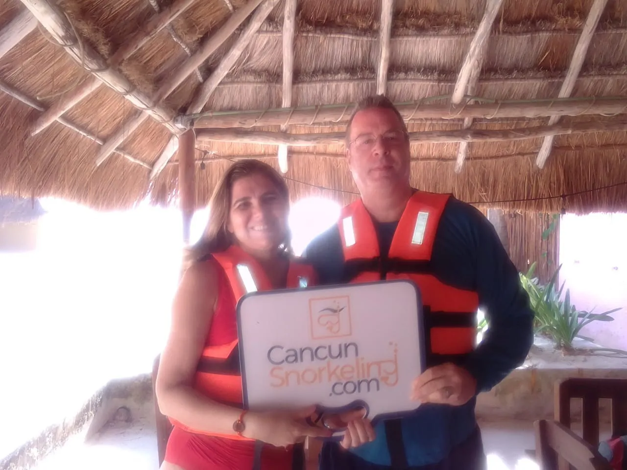 Pareja adulta lista para hacer su tour de snorkeling | Cancun Snorkeling