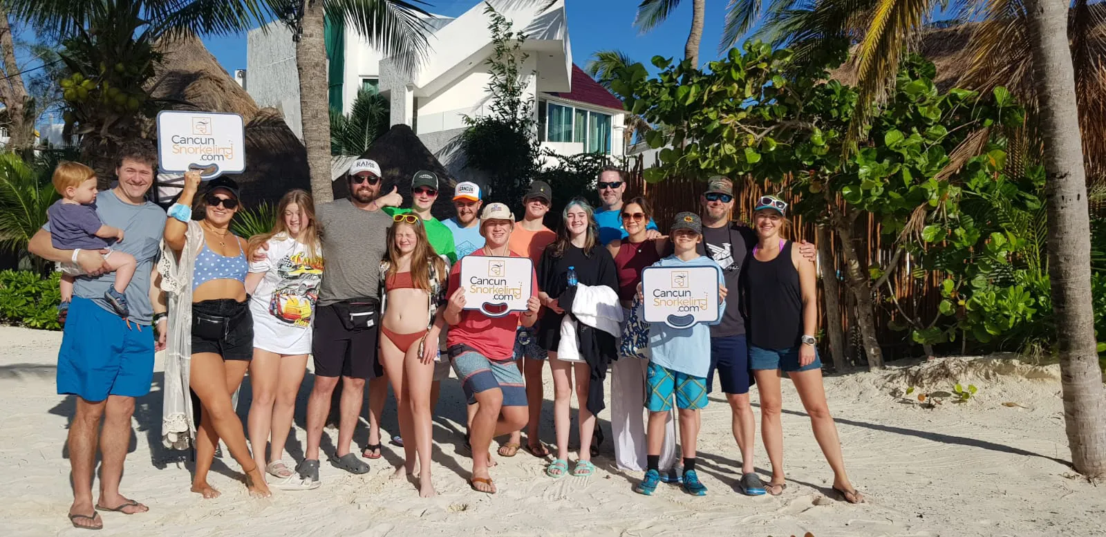 Una familia de once adultos, cuatro adolecentes y un niño listos en la playa | Cancun Snorkeling