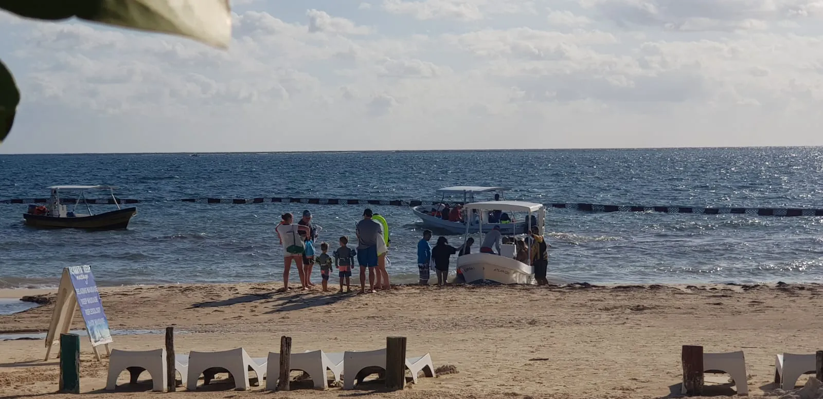 Familia partiendo en un bote mientras otro grupo espera a que el otro bote este listo | Cancun Snorkeling