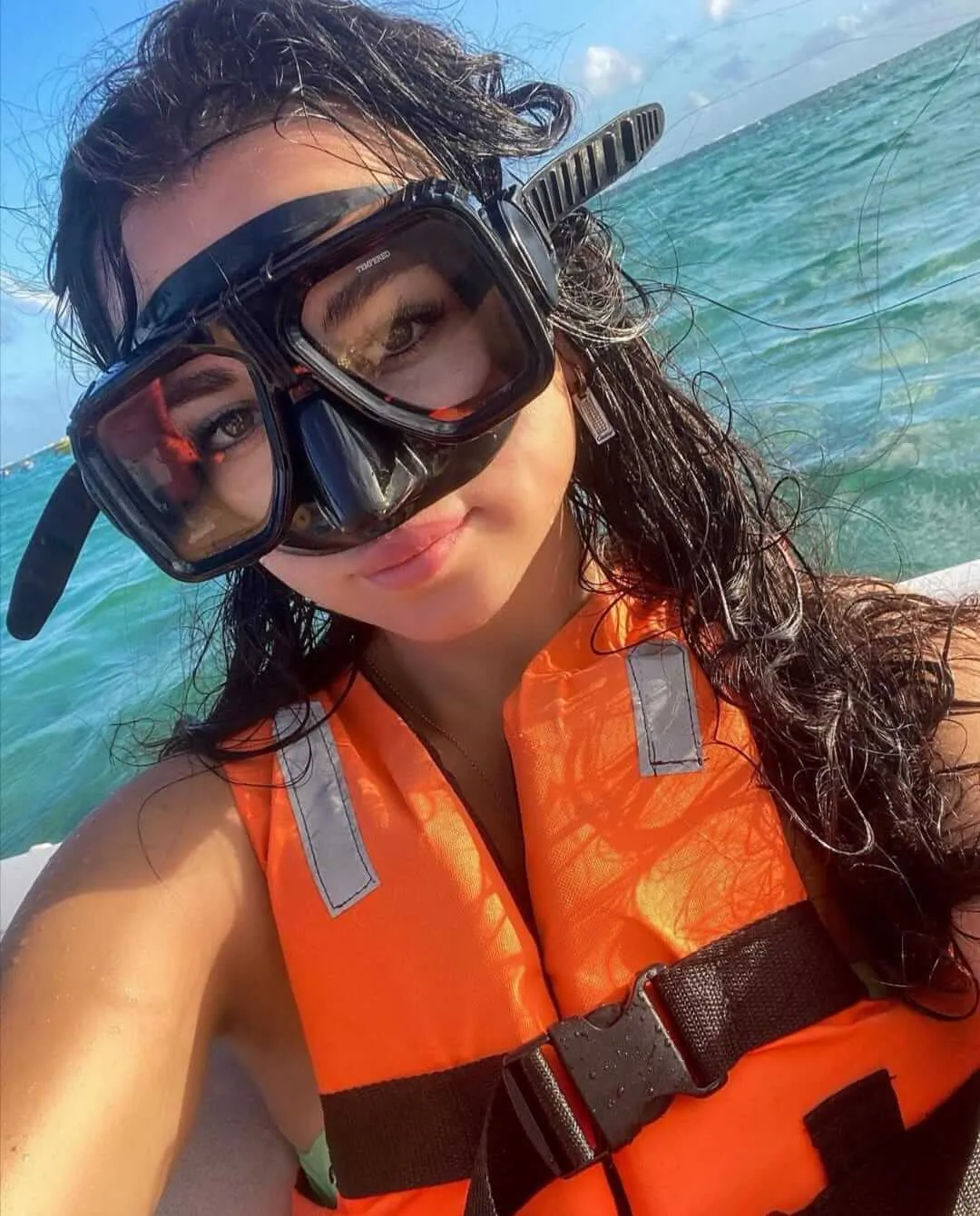 Mujer usando máscara de buceo y chaleco salvavidas | Cancun Snorkeling