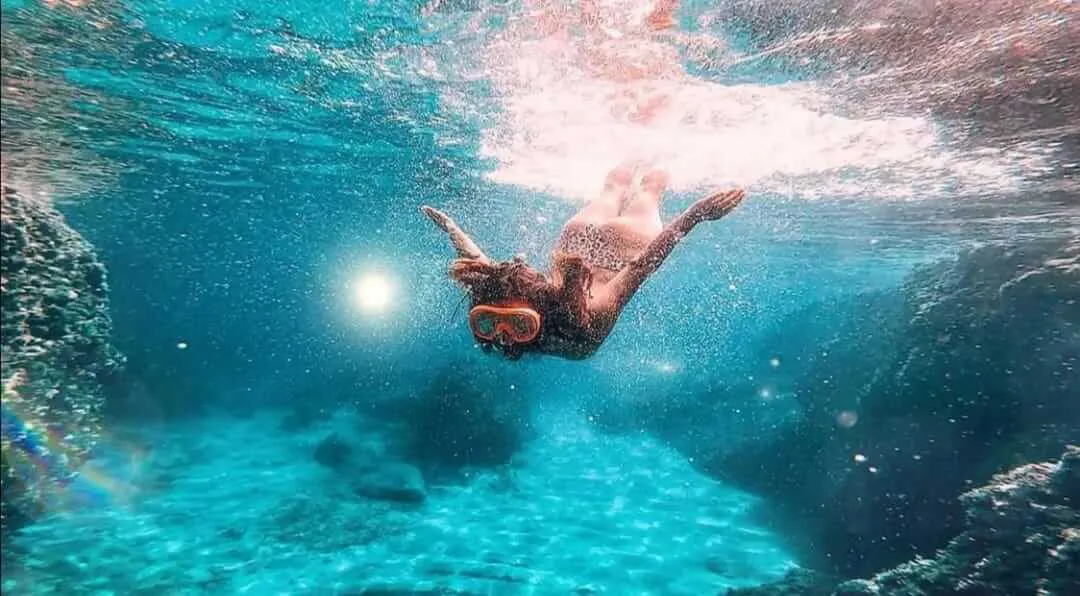 Mujer entrando al agua para bucear | Cancun Snorkeling