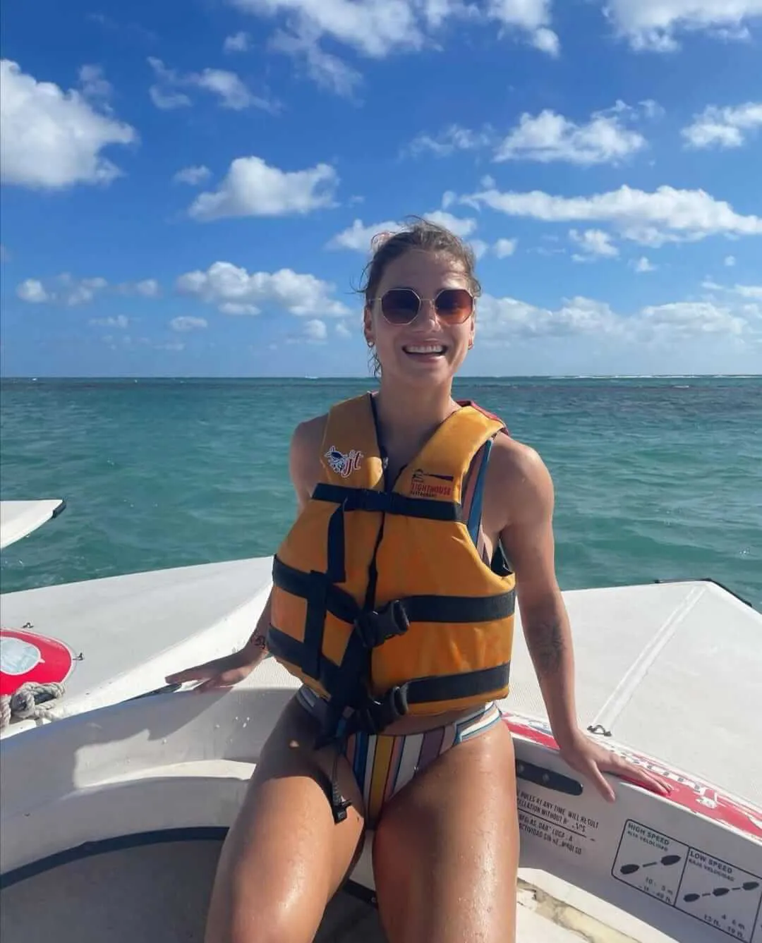 Mujer lista para saltar al agua a hacer snorkleing | Cancun Snorkeling