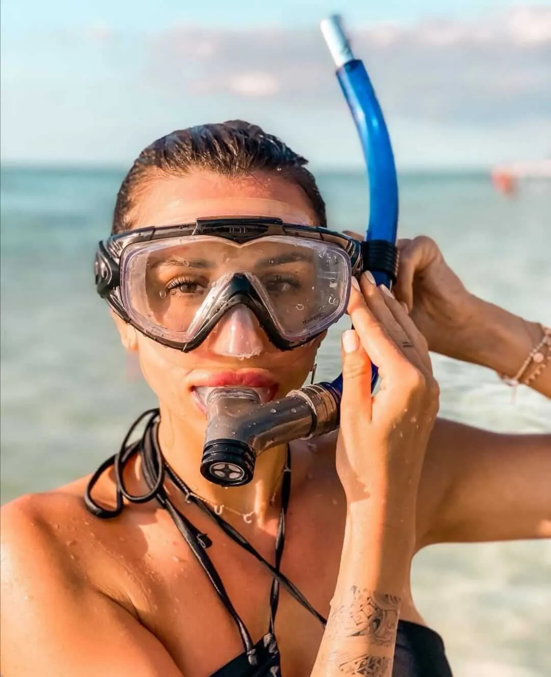 Mujer ajustando su máscara de snorkel | Cancun Snorkeling