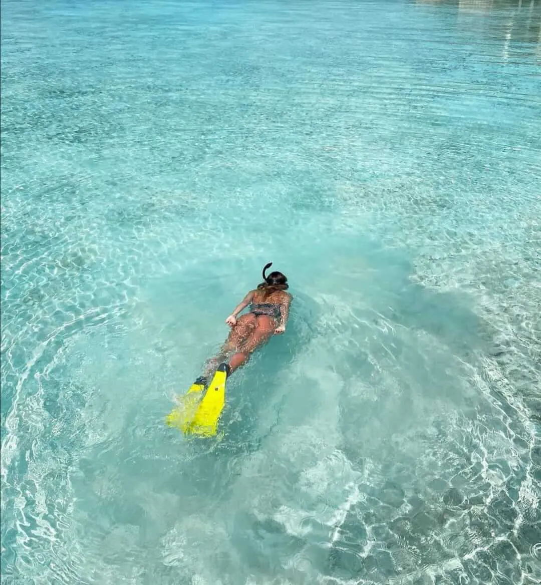 Vista aerea de una mujer haceindo snorkel en aguas cristalinas | Cancun Snorkeling